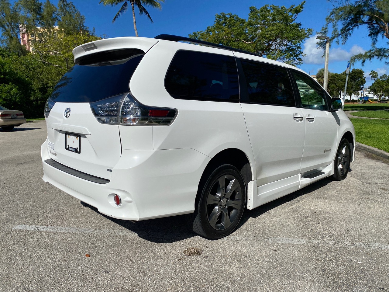 2019-toyota-sienna-handicap-van